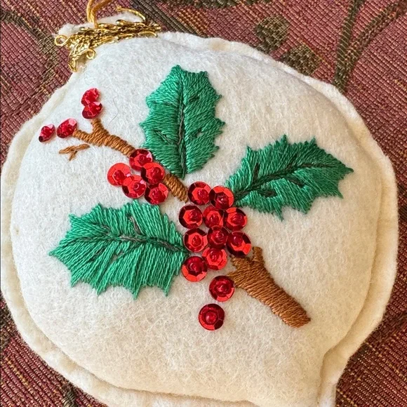 Vintage homemade embroidered holiday ornaments - Picture 11 of 16